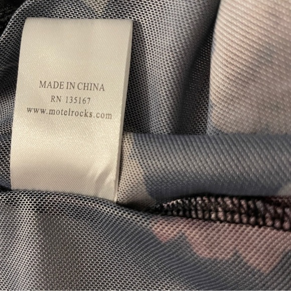 𝙁𝙍𝙀𝙀 🅽🅴🆆 Motel body con black red floral cami sexy sheer top, size Medium - Picture 7 of 11